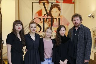 Mladík si psal o sexu s herečkou ve filmu V síti, policie navrhla obžalobu - Novinky